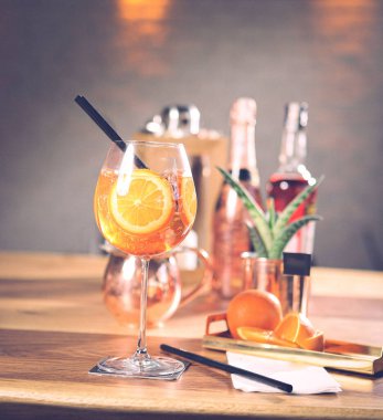 Lokantadaki masada alkol kokteyli.