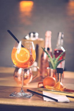 Lokantadaki masada alkol kokteyli.