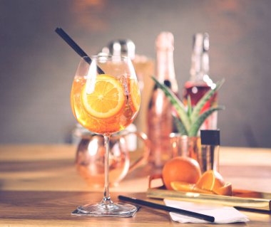 Lokantadaki masada alkol kokteyli.