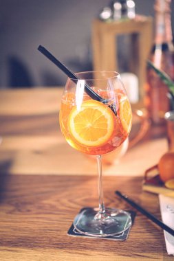 Lokantadaki masada alkol kokteyli.