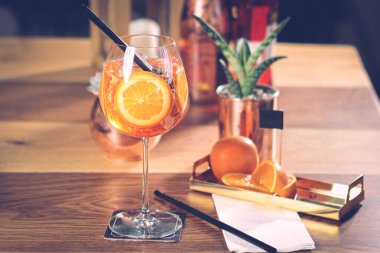 Lokantadaki masada alkol kokteyli.