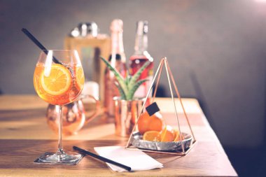 Lokantadaki masada alkol kokteyli.