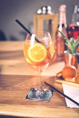 Lokantadaki masada alkol kokteyli.