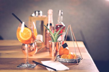 Lokantadaki masada alkol kokteyli.