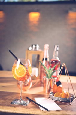 Lokantadaki masada alkol kokteyli.