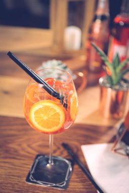 Lokantadaki masada alkol kokteyli.