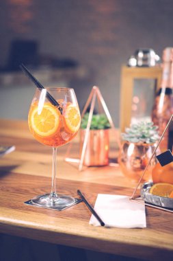 Lokantadaki masada alkol kokteyli.