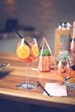 Lokantadaki masada alkol kokteyli.