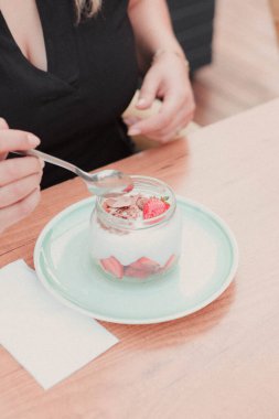 Kavanozda çok lezzetli tatlı, kavanozda tatlı ve kek.