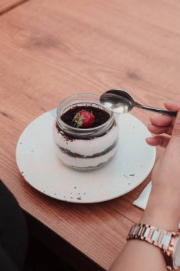 Kavanozda çok lezzetli tatlı, kavanozda tatlı ve kek.