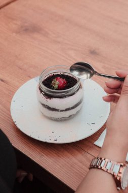 Kavanozda çok lezzetli tatlı, kavanozda tatlı ve kek.