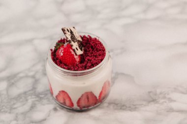 Kavanozda çok lezzetli tatlı, kavanozda tatlı ve kek.