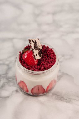 Kavanozda çok lezzetli tatlı, kavanozda tatlı ve kek.