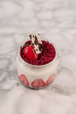 Kavanozda çok lezzetli tatlı, kavanozda tatlı ve kek.