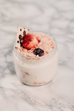 Kavanozda çok lezzetli tatlı, kavanozda tatlı ve kek.