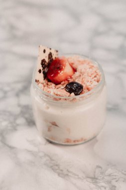 Kavanozda çok lezzetli tatlı, kavanozda tatlı ve kek.