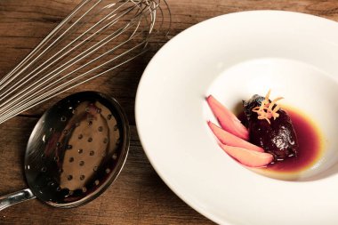 Yerel şeflerin pişirdiği ilginç yemekler.