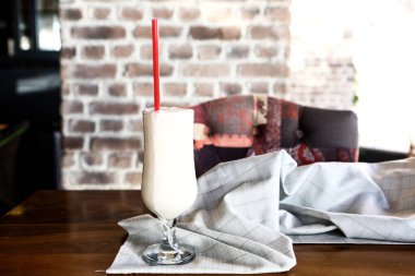 Sütlü buzlu kahve. Buzlu kahve. Elinde bir bardak buzlu kahve tutan kadın..