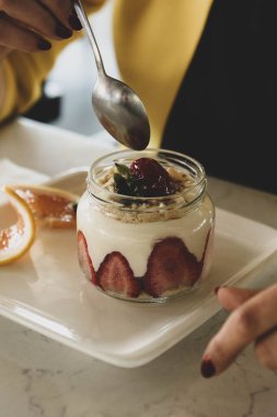 Kavanozda çok lezzetli tatlı, kavanozda tatlı ve kek.