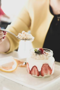 Kavanozda çok lezzetli tatlı, kavanozda tatlı ve kek.