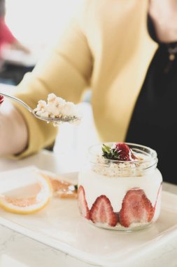 Kavanozda çok lezzetli tatlı, kavanozda tatlı ve kek.