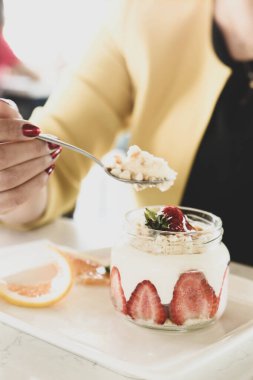 Kavanozda çok lezzetli tatlı, kavanozda tatlı ve kek.