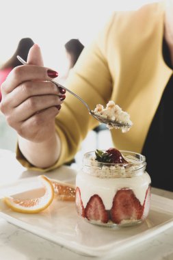 Kavanozda çok lezzetli tatlı, kavanozda tatlı ve kek.