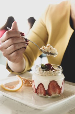 Kavanozda çok lezzetli tatlı, kavanozda tatlı ve kek.