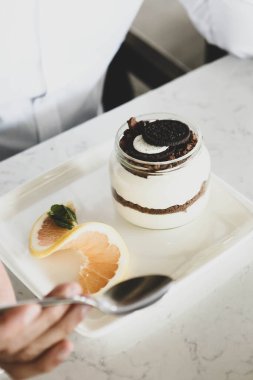 Kavanozda çok lezzetli tatlı, kavanozda tatlı ve kek.