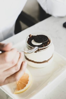 Kavanozda çok lezzetli tatlı, kavanozda tatlı ve kek.