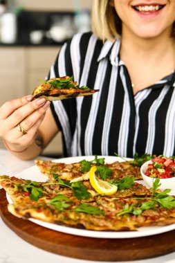 Geleneksel Türkçe fırında pide. Türk pizzası, Orta Doğu aperatifleri. Türk mutfağı. Et ile doldurulmuş çam