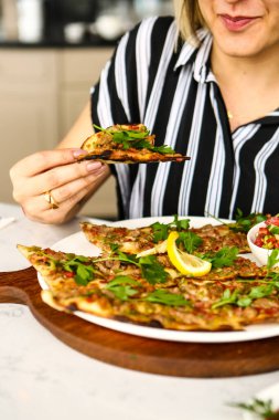 Geleneksel Türkçe fırında pide. Türk pizzası, Orta Doğu aperatifleri. Türk mutfağı. Et ile doldurulmuş çam