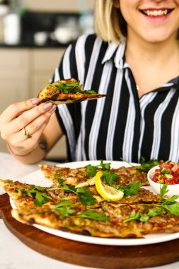 Geleneksel Türkçe fırında pide. Türk pizzası, Orta Doğu aperatifleri. Türk mutfağı. Et ile doldurulmuş çam