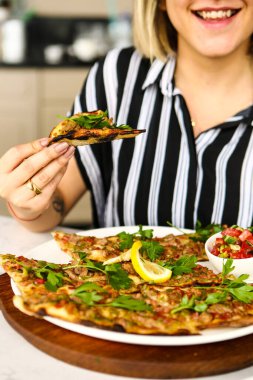 Geleneksel Türkçe fırında pide. Türk pizzası, Orta Doğu aperatifleri. Türk mutfağı. Et ile doldurulmuş çam