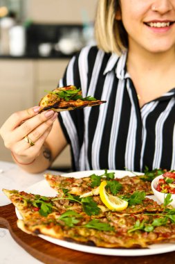 Geleneksel Türkçe fırında pide. Türk pizzası, Orta Doğu aperatifleri. Türk mutfağı. Et ile doldurulmuş çam