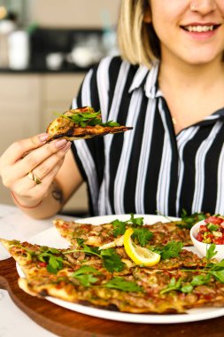 Geleneksel Türkçe fırında pide. Türk pizzası, Orta Doğu aperatifleri. Türk mutfağı. Et ile doldurulmuş çam