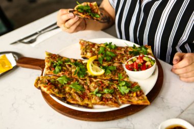 Geleneksel Türkçe fırında pide. Türk pizzası, Orta Doğu aperatifleri. Türk mutfağı. Et ile doldurulmuş çam
