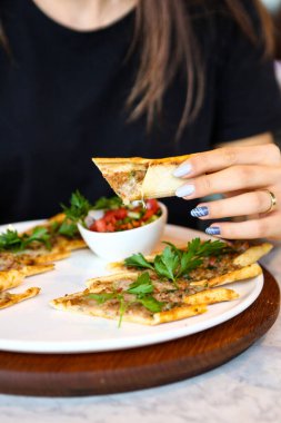 Geleneksel Türkçe fırında pide. Türk pizzası, Orta Doğu aperatifleri. Türk mutfağı. Et ile doldurulmuş çam