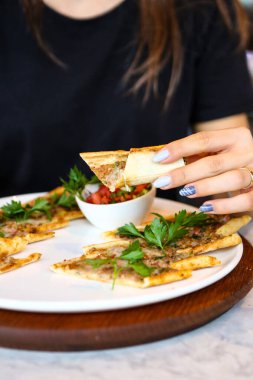 Geleneksel Türkçe fırında pide. Türk pizzası, Orta Doğu aperatifleri. Türk mutfağı. Et ile doldurulmuş çam