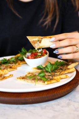 Geleneksel Türkçe fırında pide. Türk pizzası, Orta Doğu aperatifleri. Türk mutfağı. Et ile doldurulmuş çam
