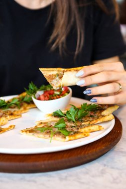 Geleneksel Türkçe fırında pide. Türk pizzası, Orta Doğu aperatifleri. Türk mutfağı. Et ile doldurulmuş çam