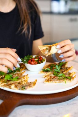 Geleneksel Türkçe fırında pide. Türk pizzası, Orta Doğu aperatifleri. Türk mutfağı. Et ile doldurulmuş çam