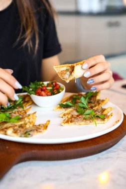 Geleneksel Türkçe fırında pide. Türk pizzası, Orta Doğu aperatifleri. Türk mutfağı. Et ile doldurulmuş çam