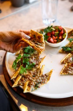 Geleneksel Türkçe fırında pide. Türk pizzası, Orta Doğu aperatifleri. Türk mutfağı. Et ile doldurulmuş çam