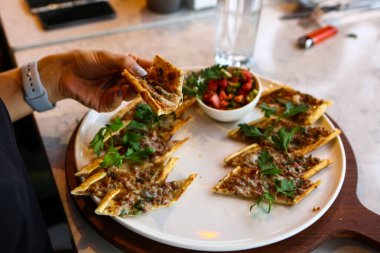 Geleneksel Türkçe fırında pide. Türk pizzası, Orta Doğu aperatifleri. Türk mutfağı. Et ile doldurulmuş çam