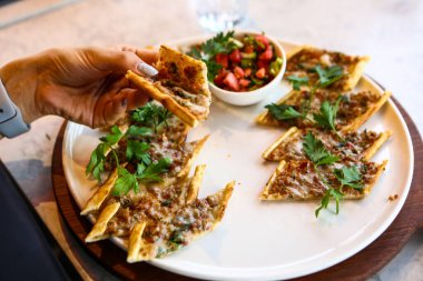 Geleneksel Türkçe fırında pide. Türk pizzası, Orta Doğu aperatifleri. Türk mutfağı. Et ile doldurulmuş çam