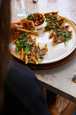Geleneksel Türkçe fırında pide. Türk pizzası, Orta Doğu aperatifleri. Türk mutfağı. Et ile doldurulmuş çam
