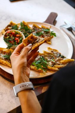 Geleneksel Türkçe fırında pide. Türk pizzası, Orta Doğu aperatifleri. Türk mutfağı. Et ile doldurulmuş çam