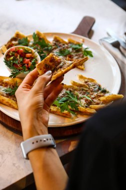 Geleneksel Türkçe fırında pide. Türk pizzası, Orta Doğu aperatifleri. Türk mutfağı. Et ile doldurulmuş çam