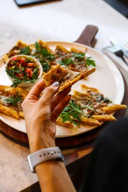 Geleneksel Türkçe fırında pide. Türk pizzası, Orta Doğu aperatifleri. Türk mutfağı. Et ile doldurulmuş çam